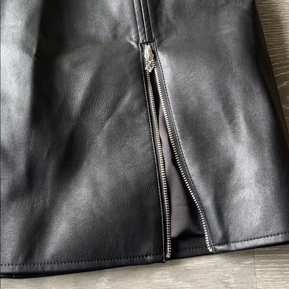 Black Side Zip Leather Mini Skirt - Picture 6 of 8